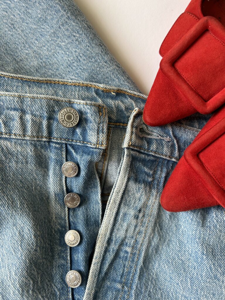 Blå jeans og røde manolos