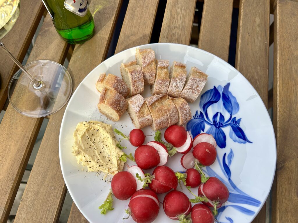 Reddiker, smør og baguette. Fransk snacks