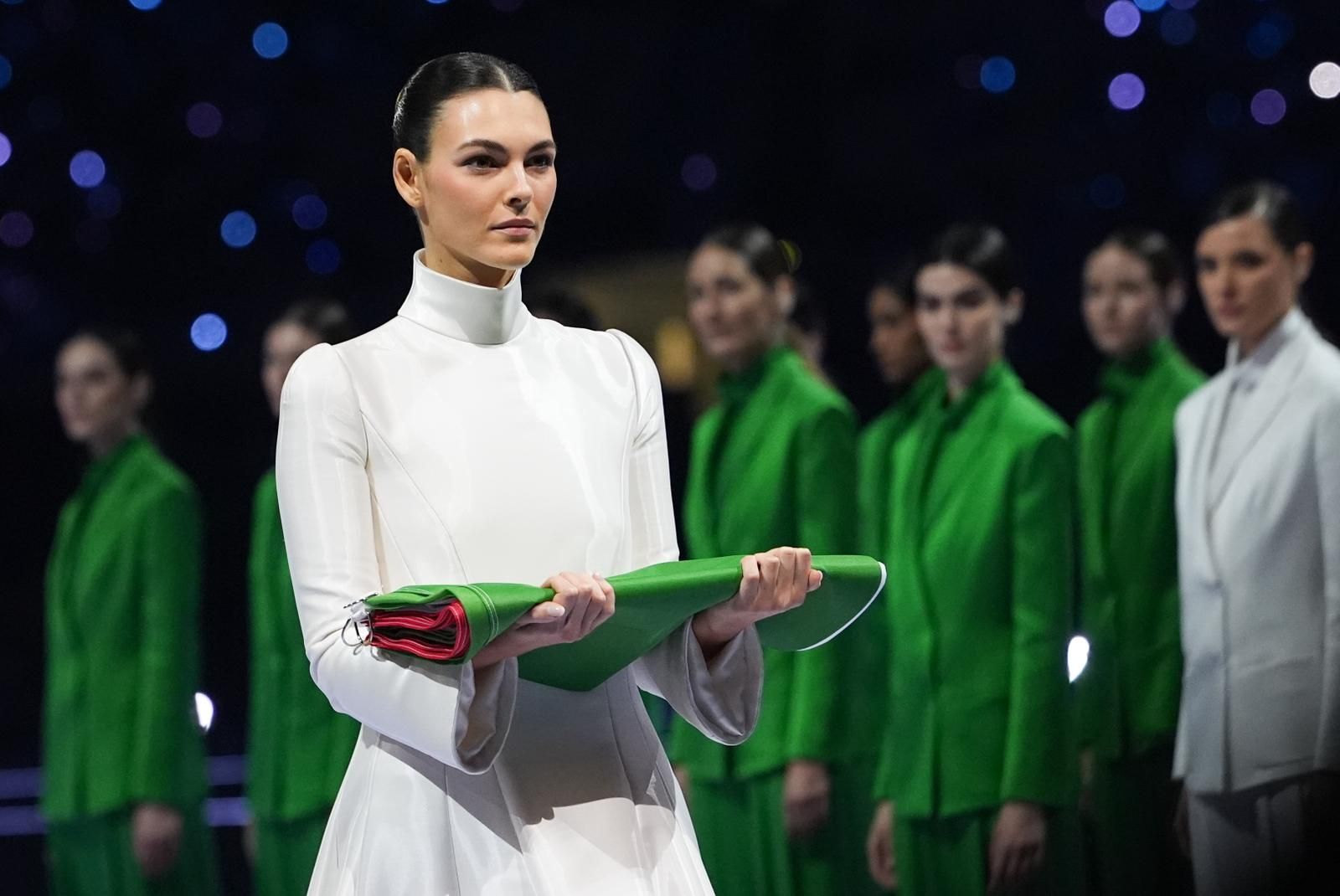 Vittoria Ceretti i en spesialsydd kjole fra Armani Privé på åpningsseremonien av OL i Milano.