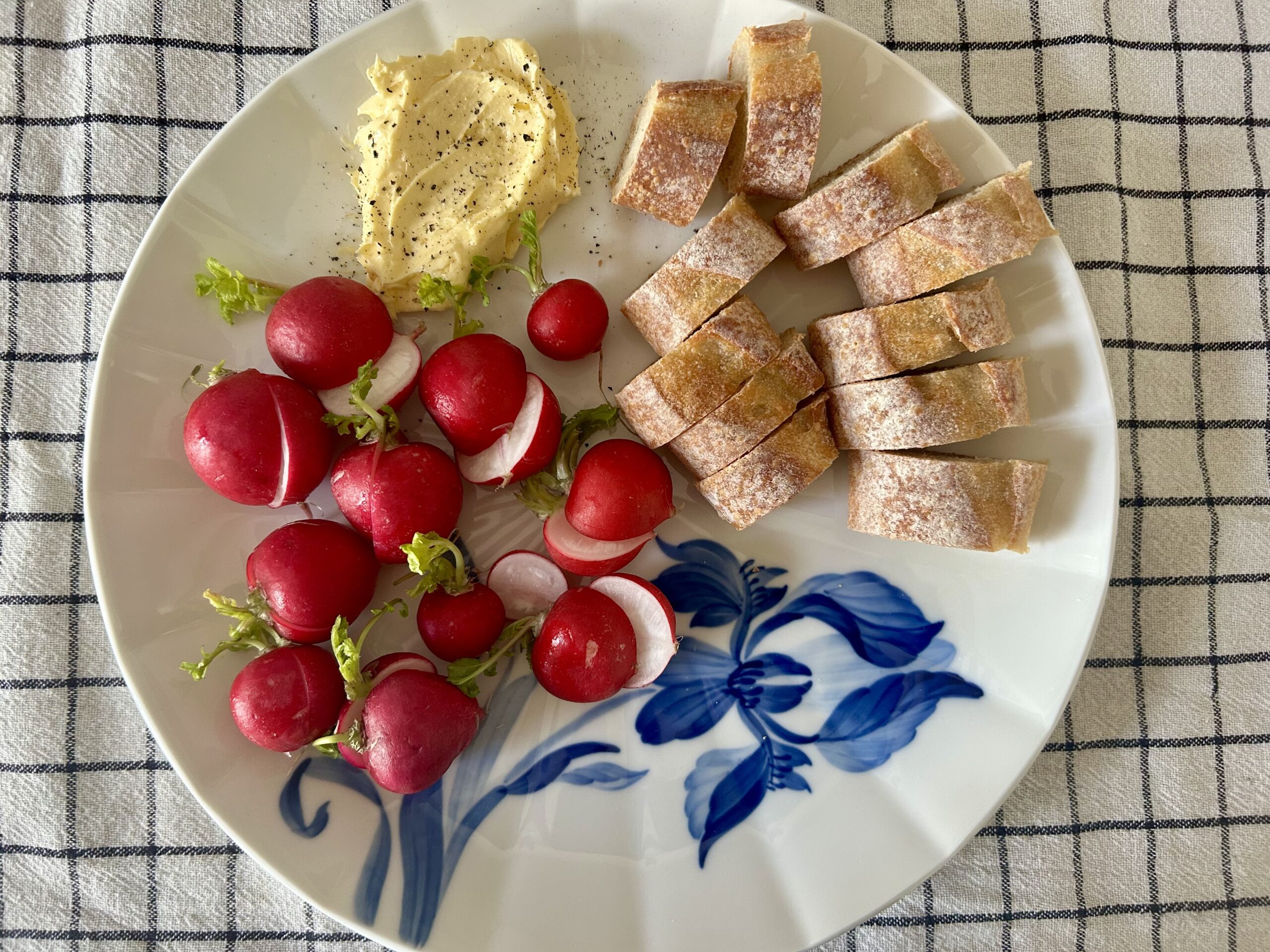 Reddiker, smør og baguette. Fransk snacks