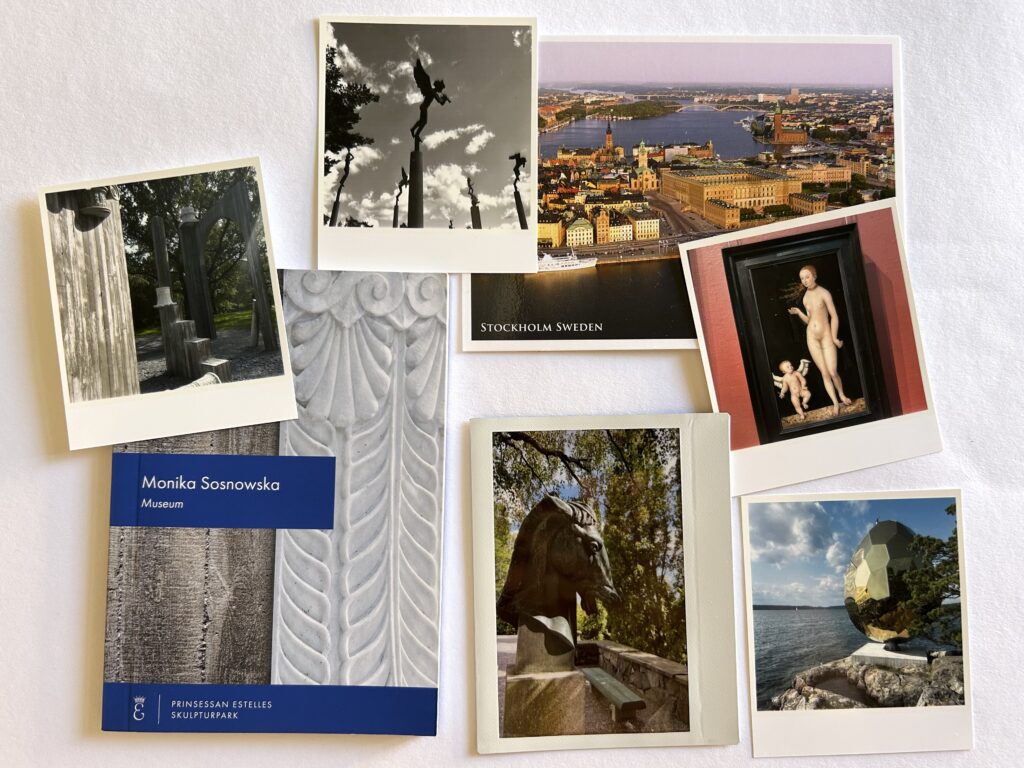 Bilder av ulike kunstverk og steder inkludert skulpturer, Stockholm utsikt og et museumhefte fra Monika Sosnowska utstilling.
