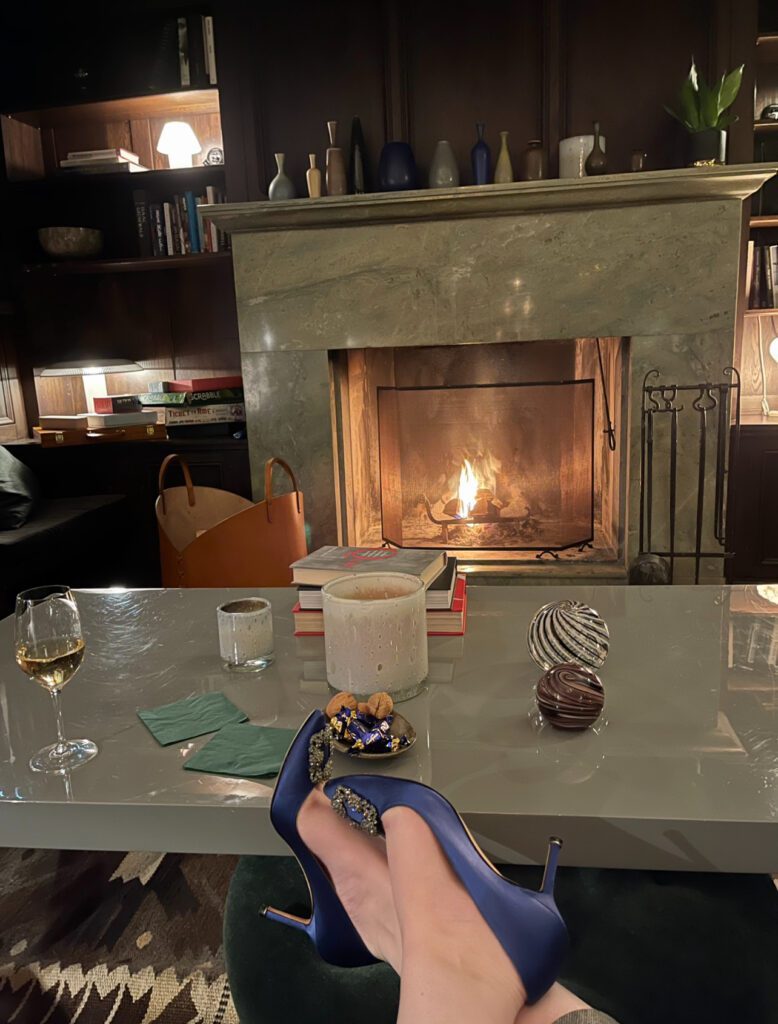 Kledd for adventsdrink med musikk i bakgrunnen. 