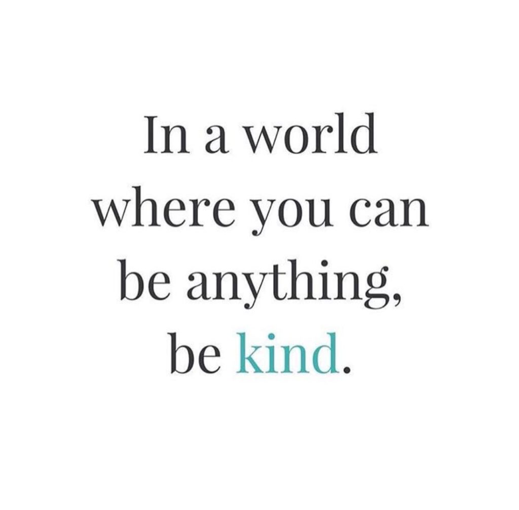 Inspirerende sitat med teksten "In a world where you can be anything, be kind" på en hvit bakgrunn.