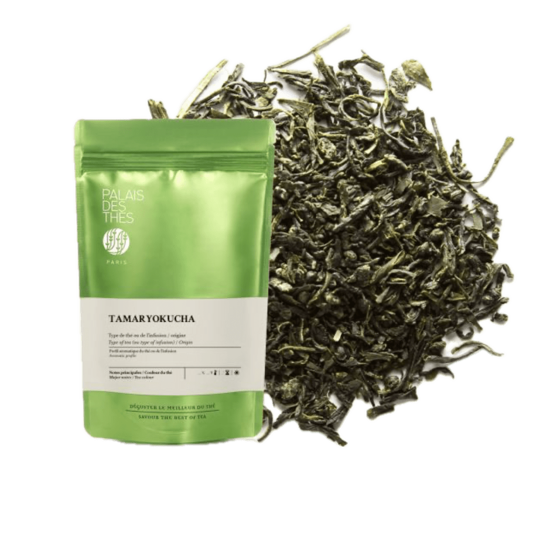 Grønn te-pose fra Palais des Thés med løs te ved siden av.